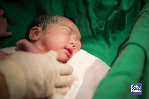 출생통보제가 오늘(30일) 국회 본회의에서 통과되며 국회 문턱을 넘었다. 이제 의료기관에서 태어난 아동은 부모가 아닌 의료기관이 국가에 출생을 통보한다. ⓒ베이비뉴스