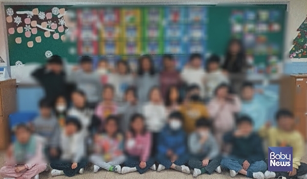 2022년 1학년 8반 담임을 맡았던 박 모 교사의 학부모가 증언을 전하며 전한 당시 아이들 단체사진. 서울교사노동조합 제공. ⓒ베이비뉴스