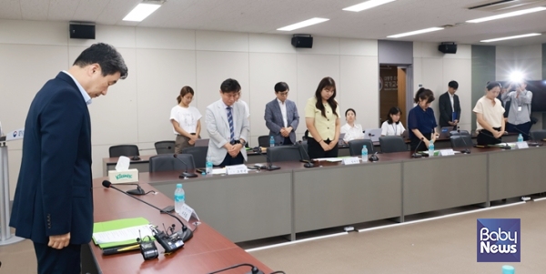 사망한 서이초 교사를 추모하며 묵념하는 이주호 장관. ⓒ교육부