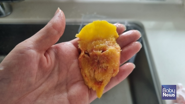 비싸고 맛있는지라 복숭아 뼈를 그냥 버릴 수는 없다. ⓒ최은경