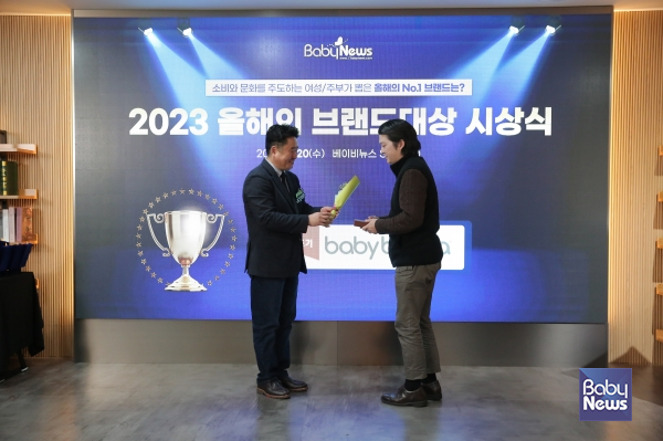 최규삼 베이비뉴스 대표가 분유제조기 부문 1위를 차지한 베이비브레짜의 박문석 본부장에게 상패과 꽃다발을 전하고 있다. 이효상 기자 ⓒ베이비뉴스