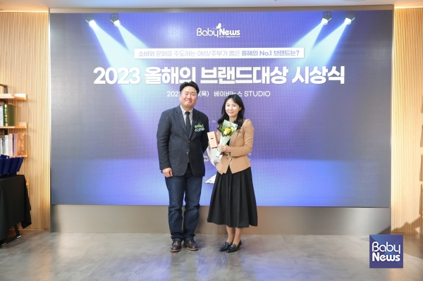 스마트알림장 부문 1위를 차지한 키즈노트의 강아름 이사가 최규삼 베이비뉴스 대표와 기념촬영을 하고 있다. 이효상 기자 ⓒ베이비뉴스