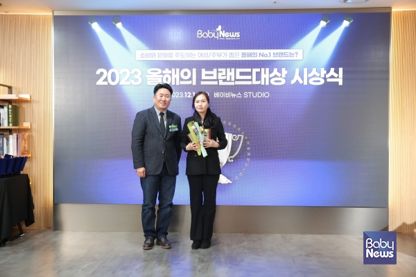 이유식 부문에서 한 번도 1위를 놓치지 않은 베베쿡의 노경아 대표가 최규삼 베이비뉴스 대표와 기념촬영을 하고 있다. 이효상 기자 ⓒ베이비뉴스