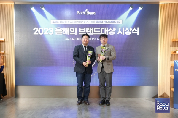 아기침대 부문과 아기식탁의자 부문 2관왕을 차지한 꿈비의 방승현 팀장이 최규삼 베이비뉴스 대표와 기념촬영을 하고 있다. 이효상 기자 ⓒ베이비뉴스