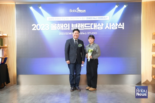 유아안전매트 부문 1위를 차지한 크림하우스의 김희진 팀장이 최규삼 베이비뉴스 대표와 기념촬영을 하고 있다. 이효상 기자 ⓒ베이비뉴스