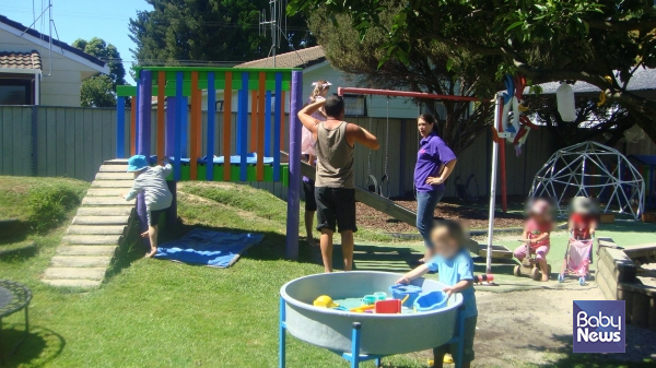 뉴질랜드 차일드케어센터에서 아이를 등원시키고 놀이터에서 교사와 이야기를 나누는 부모들. ⓒ김영명