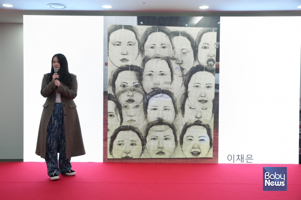 자신의 작품 '위대한 사람의 평범함'을 관람객들에게 직접 소개하고 있는 부산국제학교 1학년 이채은 작가. 이효상 기자 ⓒ베이비뉴스