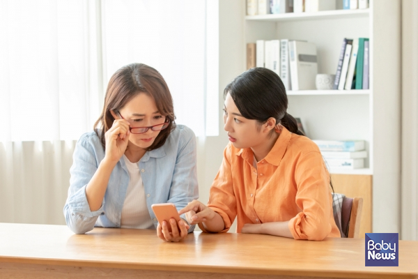 디지털 기기의 사용이 일상화된 현대인들의 경우 이른 노안이 찾아올 수도 있기 때문에 평소 눈 건강에 신경을 써야 한다. ⓒ베이비뉴스