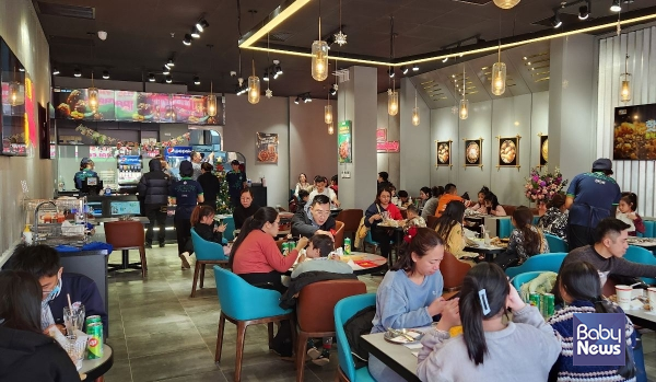 BBQ가 베트남 수도 하노이 호안끼엠(Hoan Kiem) 박당(Bach Dang)에 오픈한 'BBQ 박당점'에서 시민들과 관광객들이 BBQ 치킨과 K-푸드를 즐기고 있다. ⓒ제너시스BBQ 그룹