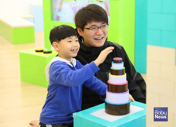 펀토리하우스 매장에서 아이와 아버지가 게임을 통해 교감하는 모습. ⓒ테라바이트