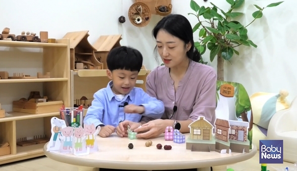 가족그림책 자료로 놀이하며 흡연위해예방 지식을 습득하는 유아와 부모. ⓒ한국성서대학교 산학협력단
