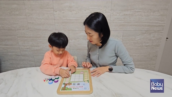 가족그림책 자료로 놀이하며 흡연위해예방 지식을 습득하는 유아와 부모. ⓒ한국성서대학교 산학협력단