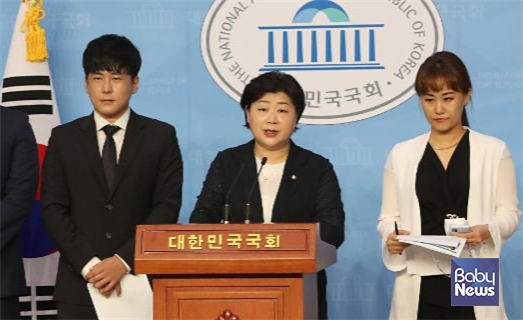 구하라법 통과 촉구 기자회견 모습(2020.8.11.). 서영교 국회의원(가운데), 故 구하라씨 친오빠 구호인 씨(왼쪽), 故 강한얼 소방관의 언니 강화현 씨(오른쪽). ⓒ서영교의원실