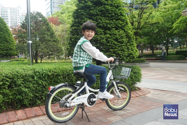 아동 참여권 증진을 위해 활동하는 굿네이버스 아동권리모니터링단의 제안으로 어린이를 위한 새싹따릉이가 도입된 모습. ⓒ굿네이버스
