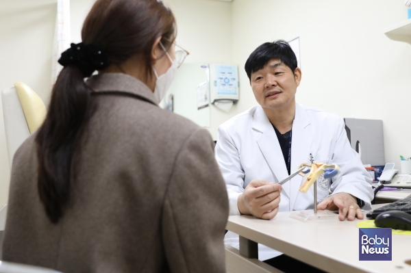 한정열 일산백병원 산부인과 교수가 임신부 상담을 진행하고 있다. ⓒ일산백병원