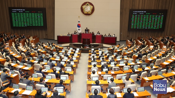 국정이 혼란한 가운데 국회가 10일 본회의에서 내년도 예산안과 50건의 법률안을 처리했다. 여기에는 다자녀 양육 공무원에 대한 인사 우대, 기업의 출산지원금 비과세, 자녀세액공제 금액 확대 적용 등의 내용이 포함돼있다. ⓒ국회