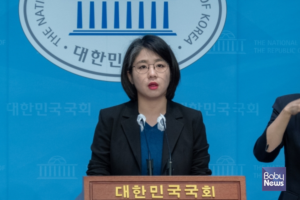 기본소득당 용혜인 의원이 '12.3 윤석열 내란사태' 재발방지를 위한 계엄법 개정안을 대표발의했다. 해당 개정안은 비상계엄의 선포요건을 전시·사변, 무장충돌 또는 반란에 국한하고, 계엄 전반에 걸쳐 국회와 국무회의의 민주적 통제를 강화하는 내용을 골자로 하고 있다. ⓒ용혜인 의원실