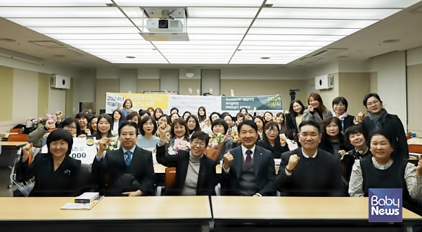 한국가정어린이집연합회(회장 조미연, 이하 한가연)는 19일 이룸센터 교육실2에서 국회 교육위원회 소속 김문수 더불어민주당 국회의원, 강경숙 조국혁신당 국회의원, 대한영유아청소년돌연사학회(학회장 안영민)와 공동으로 「2024년 대한영유아청소년돌연사학회 학술대회 및 시상식」을 온·오프 동시 개최했다고 밝혔다. ⓒ한국가정어린이집연합회