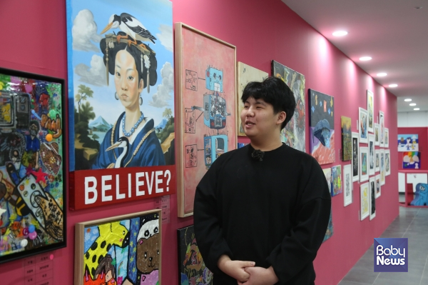 변재준(대전예술고등학교) 작가가 비카프 2025에서 금상을 받은 자신의 작품 'BELIEVE?'에 대해 소개하고 있다. 이 작품은 AI를 활용해 만들어낸 그림은 얼마나 창조한 것인 것이라는 주제를 다루고 있다. 소장섭 기자 ⓒ베이비뉴스