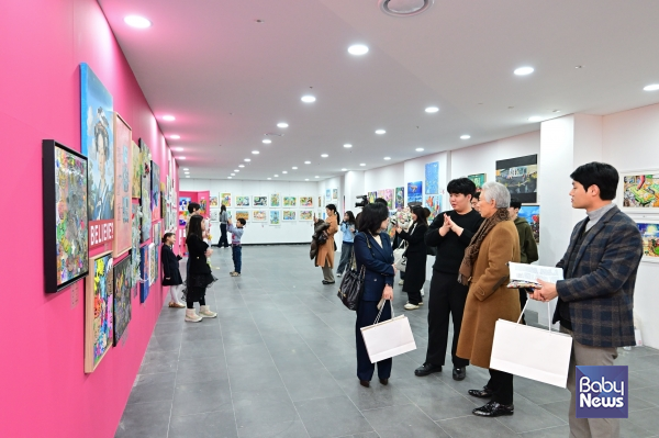 변재준 작가가 제4회 부산국제어린이청소년아트페어 현장에서 관람객들에게 자신의 작품에 대해 소개하고 있다. 소장섭 기자 ⓒ베이비뉴스