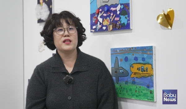 제주에서 공방을 운영하며 아이들과 함께 그림을 그리고 있는 장재민 교사가 '제주작가들'이라는 타이틀을 걸고, 비카프 2025에 어린이 작가들과 함께 참여한 계기와 제주 어린이 작가들의 작품 세계에 대해 이야기하고 있다. 소장섭 기자 ⓒ베이비뉴스