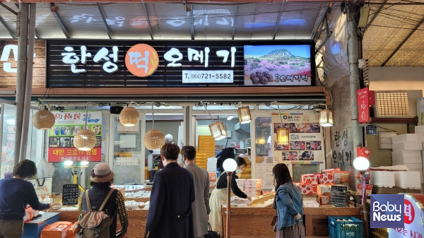 동문재래시장에서 여행객들이 오메기떡을 구매하고 있다. ⓒ김재원