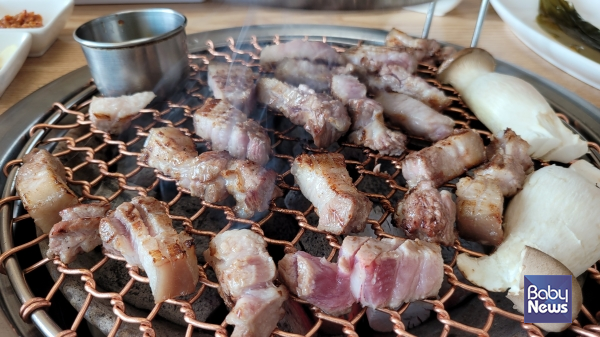 제주의 명물 흑돼지 구이. ⓒ김재원