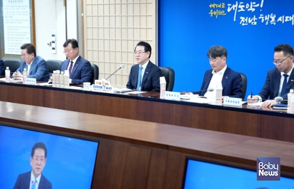 김영록 전라남도지사가 13일 오전 도청 서재필실에서 실국장 정책회의를 주재하고 있다. ⓒ전라남도