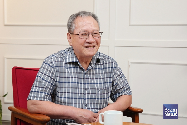 임재택 부산대학교 명예교수는 12일 오후 서울 마포구 베이비뉴스 스튜디오에서 진행된 데스크가 만난 사람 인터뷰에서 교육자로서의 마지막 소망은 "신명 나는 아이들이 살아가는 신명 나는 세상"이라고 말했다. 이효상 기자 ⓒ베이비뉴스