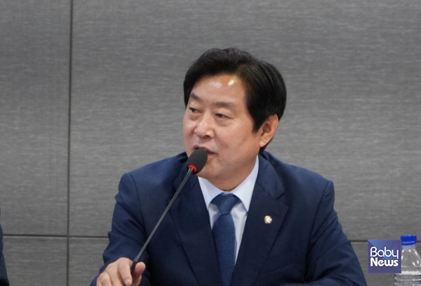 황명선 더불어민주당(논산·계룡·금산) 국회의원은 9일 둘째 이상 아동에게 출생 순위에 따라 최대 10만 원의 추가 수당을, 한부모가족 아동에게는 추가 수당 10만 원을 지급하는 내용의 ‘아동수당법 일부개정법률안’을 대표 발의했다. ⓒ황명선 의원실