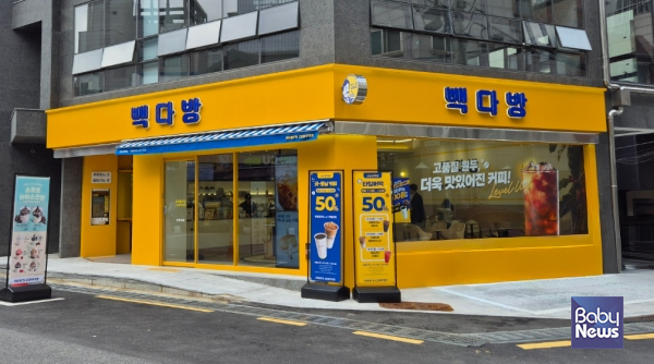 수도권 핵심 입지인 신논현역 부근에 ‘핵심상권 창업지원’ 1호 매장 빽다방 신논현역점을 오픈했다고 15일 밝혔다. ⓒ더본코리아