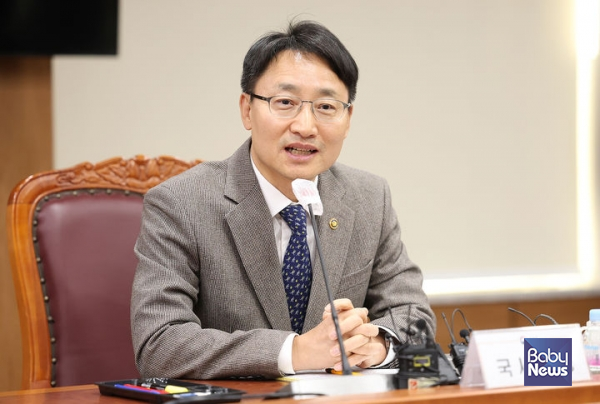 임광현 국세청장이 5일 오후 서울지방국세청 14층 회의실에서 개최한 산모·신생아 돌봄 업계의 세무상 어려움 해소를 위한 간담회 자리에서 산모신생아 건강관리사업의 본인부담금 부분까지 부가가치세로 면세를 적용하기로 기존 유권해석을 변경했다고 밝히고 있다. ⓒ국세청