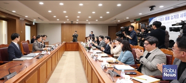 임광현 국세청장이 5일 오후 서울지방국세청 14층 회의실에서 개최한 산모·신생아 돌봄 업계의 세무상 어려움 해소를 위한 간담회에서 한국산후관리협회, 한국산모신생아건강관리협회 관계자들의 이야기를 듣고 있다. ⓒ국세청