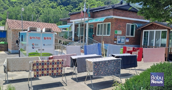 지난 7월 10일 찾아가는 마음채움 버스가 경남 산청군 지곡마을을 찾아 홀로 어르신을 위한 세탁 서비스를 제공했다. ⓒ마음채움 버스