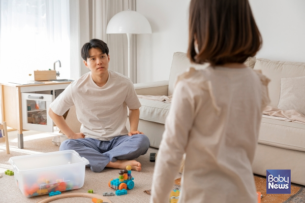 민주적 훈육은 본질적으로 "시간이 오래 걸리고 효과가 바로 나타나지 않는" 특성이 있다. 아이가 스스로 깨닫고 변화할 때까지 인내하며 기다려야 한다. ⓒ베이비뉴스