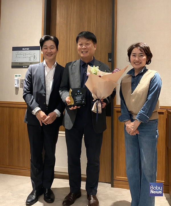 소장섭 베이비뉴스 편집국장(가운데)이 한국산후관리협회 감사패를 수상한 뒤, 서정환 한국산후관리협회 회장, 김정은 부회장과 기념촬영을 하고 있다. ⓒ한국산후관리협회