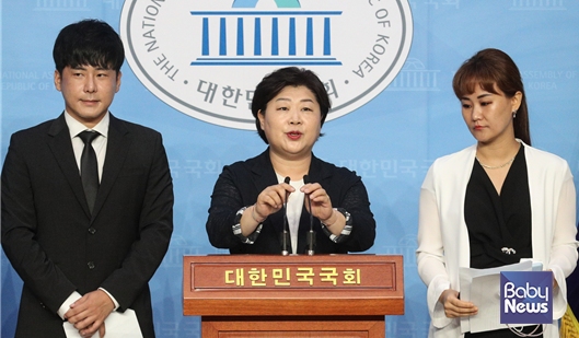 2020년 8월 故 구하라 씨 오빠 구호인, 故 강한얼 씨 언니 강화현 씨와 함께 기자회견 하는 서영교 의원. ⓒ서영교 의원실