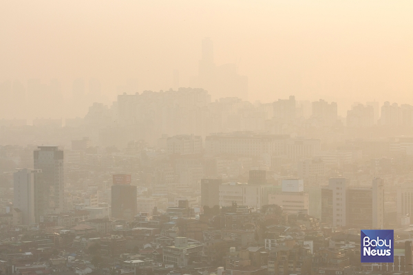 미세먼지 정책을 총괄·조정하는 미세먼지특별대책위원회의 존속기한을 연장하는 미세먼지법 개정안이 국회를 통과했다. ⓒ베이비뉴스