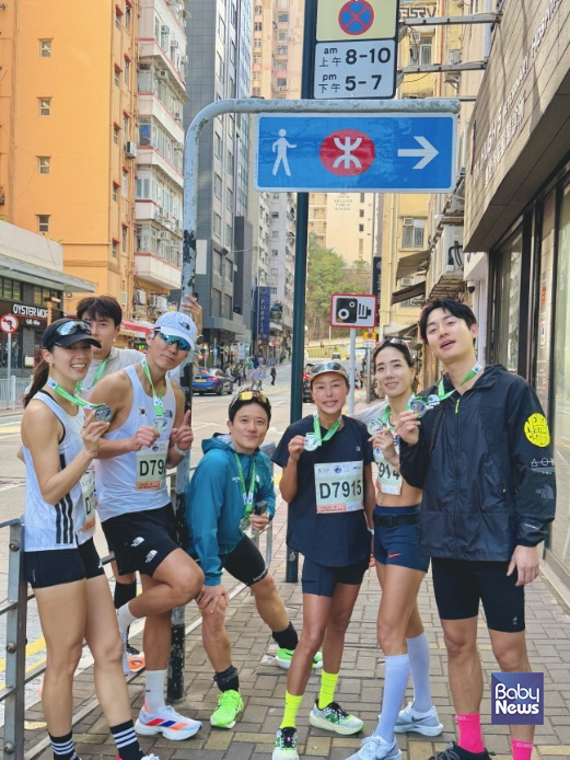 지난 18일 개최된 ‘2026 스탠다드차타드 홍콩 마라톤’에 가수 션을 비롯한 한국 셀럽 러너들이 참가했다. ⓒ홍콩관광청