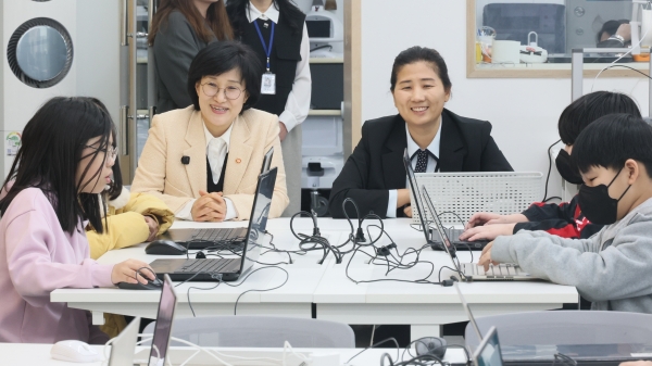 원민경 성평등가족부 장관이 5일(목) 오후 서울시 도봉구에 위치한 서울 시립창동청소년센터 청소년방과후아카데미를 방문해 학생들의 수업을 참관하고 있다. 성평등가족부