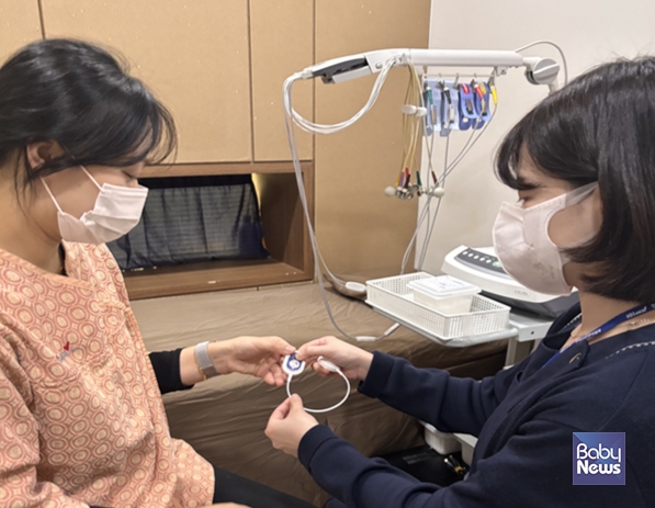 한국건강관리협회 경남지부에서 의료진이 웨어러블 심전도 기기 '모비케어'를 환자에게 적용하고 있다. ⓒ대웅제약
