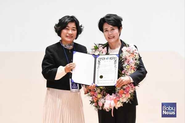 한국어린이집총연합회 제15대 회장으로 당선된 임진숙 회장이 당선증을 받고 기념촬영을 하고 있다. ⓒ한국어린이집총연합회