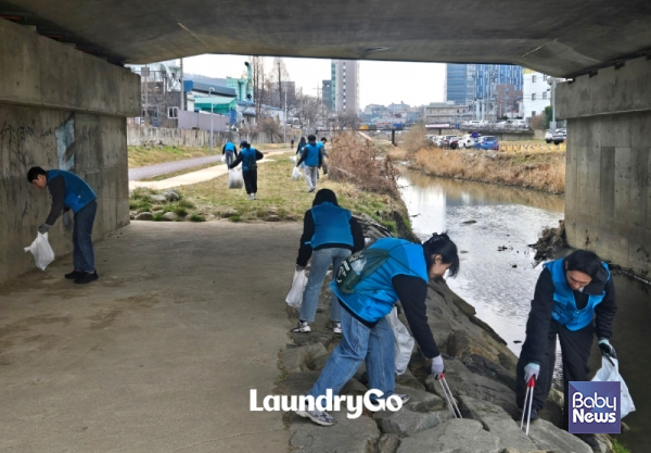 런드리고 안양천 플로깅. ⓒ㈜의식주컴퍼니