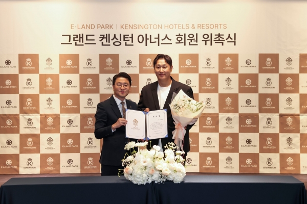 (왼쪽)이랜드파크 이지운 대표와 전 야구선수 이대호가 그랜드 켄싱턴 아너스 회원 위촉식에서 기념 촬영을 하고 있다