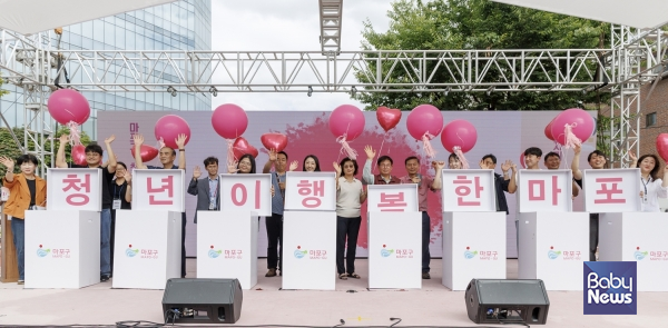 마포 청년 레드로드림(林) 행사에서 ‘청년이 행복한 마포’를 외치는 박강수 마포구청장. ⓒ마포구