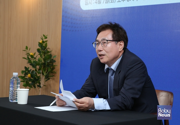 한만중 서울시교육감 예비후보가 서울형 유보통합 비전을 발표하고 있다. 이효상 기자 ⓒ베이비뉴스