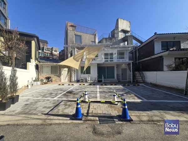 담장을 허물고 조성된 내집주차장. ⓒ마포구