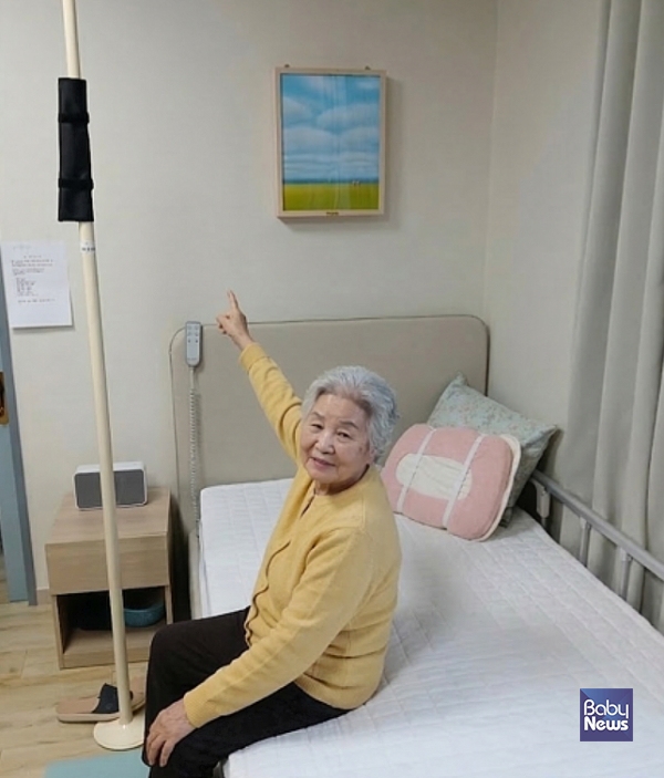 △ 요양원에 설치된 'AI 바이탈 프레임(일명 안심액자) 모습. ⓒ홈플릭스