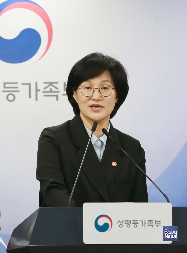 원민경 성평등가족부 장관이 17일 오전 정부서울청사 브리핑룸에서 20일 개최하는 '제19차 양성평등위원회'에서 논의 예정인 '제3차 양성평등정책 기본계획 25년 추진실적 및 26년 시행계획'과 '성평등정책 추진체계 강화 방안' 등 주요 안건에 대해 사전 설명하고 있다. ⓒ성평등가족부