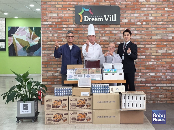 기념촬영 중인 강남드림빌 원장 우영미 수안스님과 바디프랜드 직원들. ⓒ바디프랜드